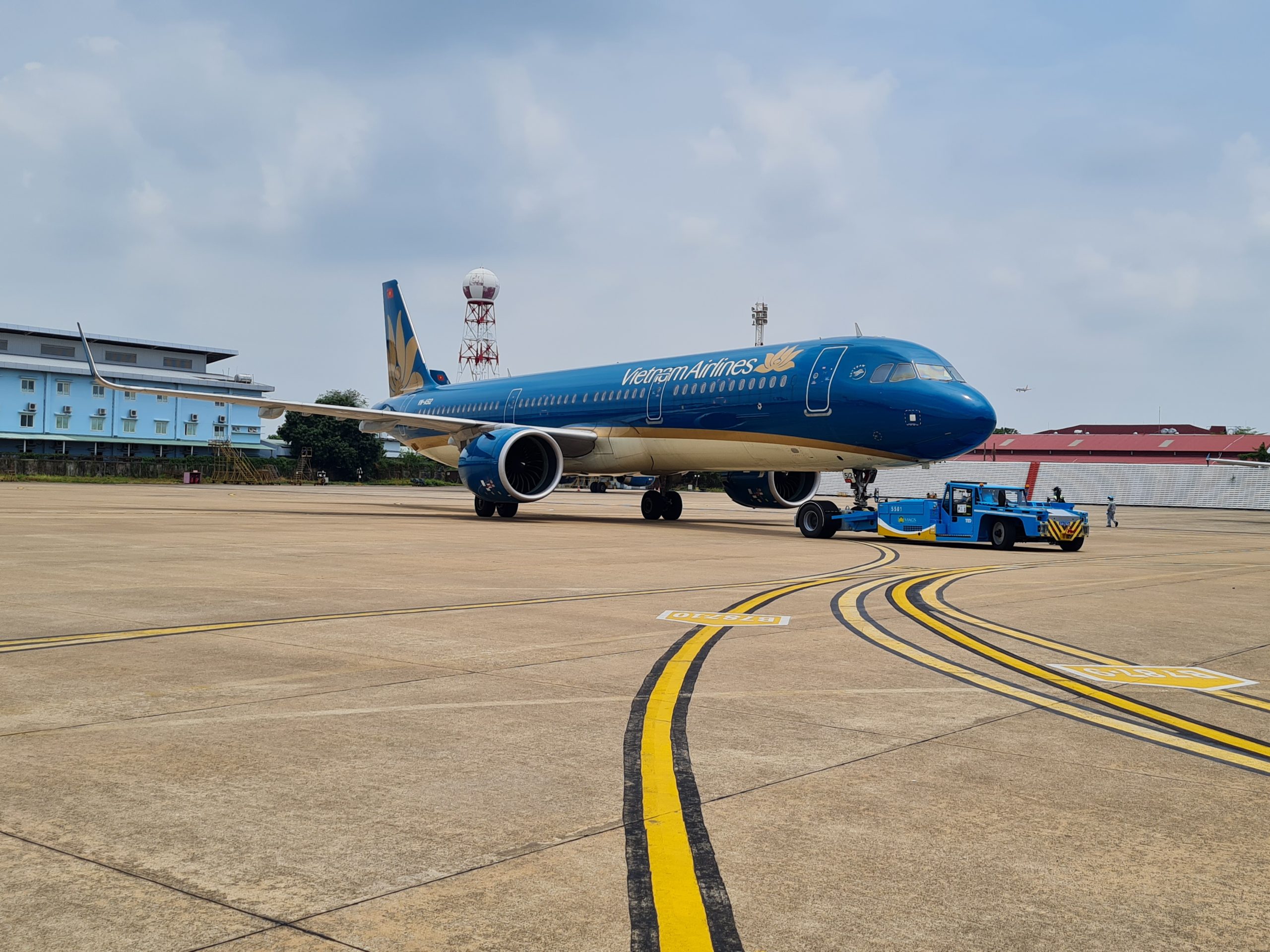 Bàn giao xe kéo đẩy máy bay TLD TPX-200MTX cho VIAGS tai các sân bay Tân Sơn Nhất, Nội Bài và Đà Nẵng.