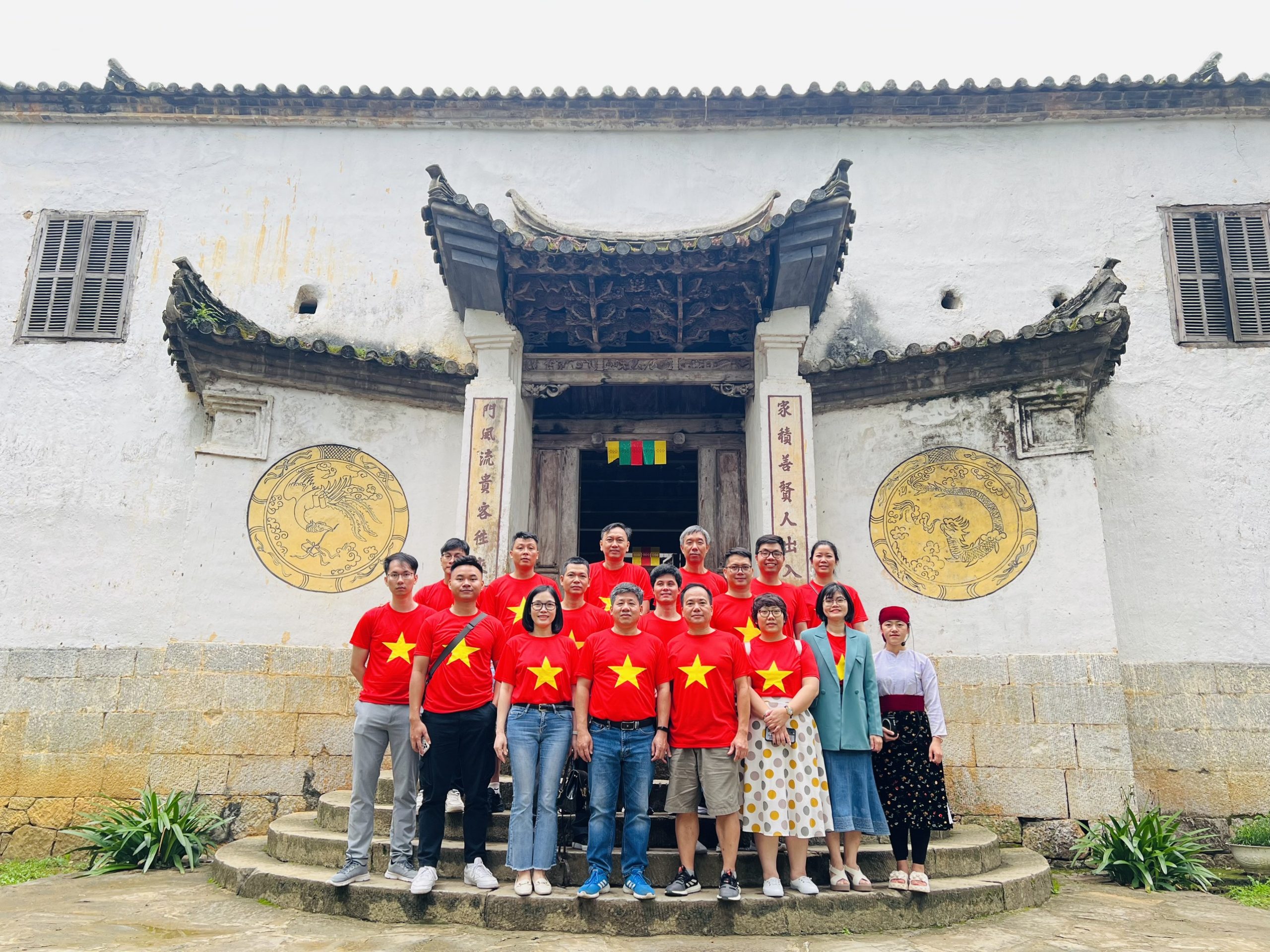 Summer 2024 tourism activities, combined with volunteer work to give gifts to pupils in difficult circumstances in Ha Giang province