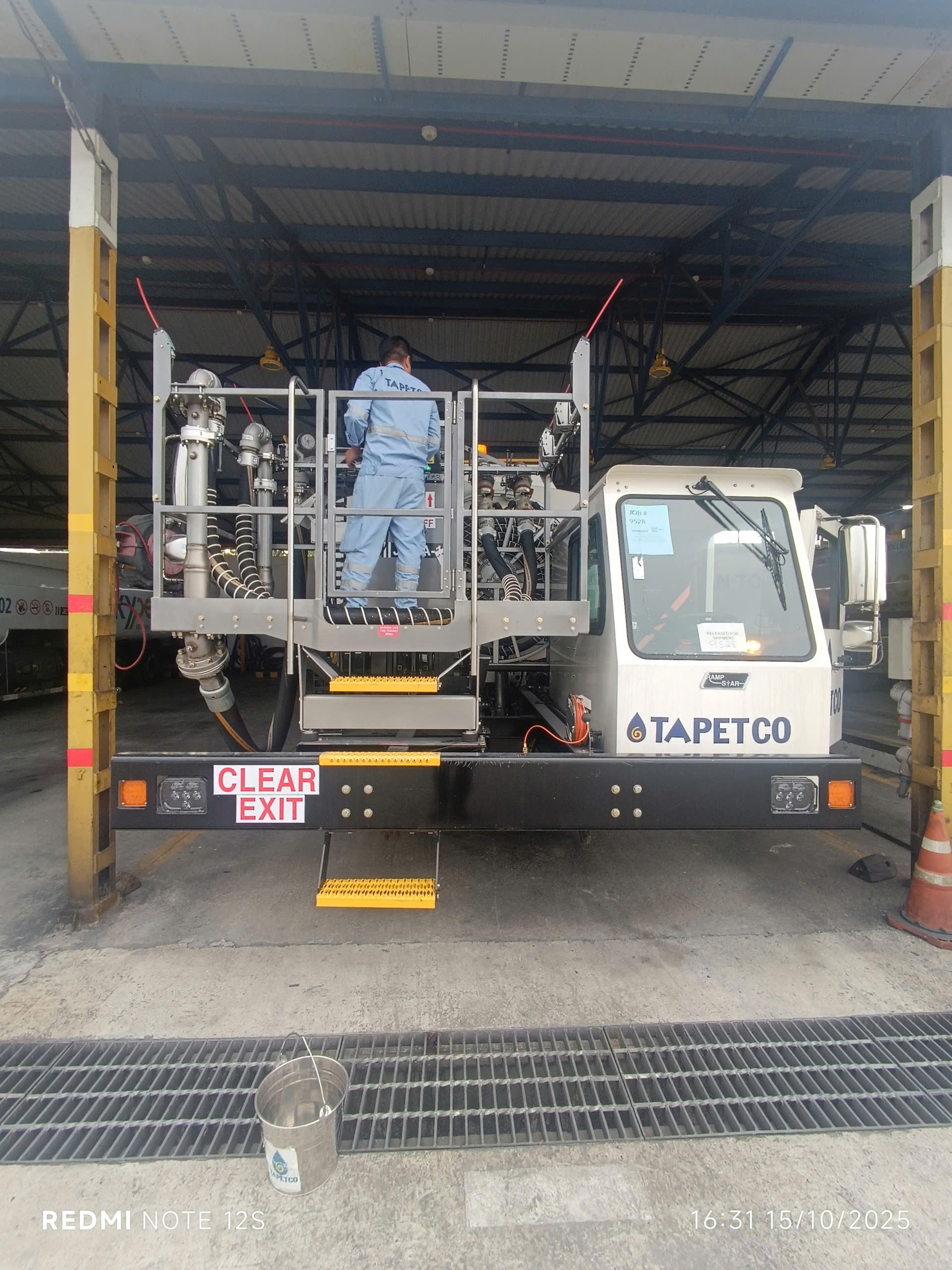 LẮP ĐẶT PHỤ KIỆN HANDRAIL CHO XE TRA NẠP 10.000 USG HÃNG SKYMARK – KHÁCH HÀNG: CÔNG TY CỔ PHẦN THƯƠNG MẠI XĂNG DẦU TÂN SƠN NHẤT (TAPETCO)